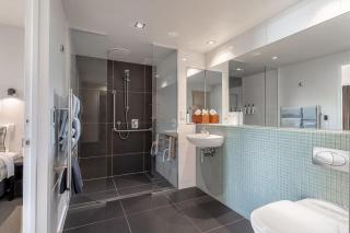 Lakeview Apartment, Walk to Town, 2 Bed, 2 Bath & Parking - 8