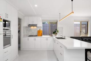 9 Como 3BR 3BA Home Near Swan River 2 Car Bays - 5