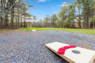 Family fun, romantic Hot Tub, Firepit, King Bed 15 min from Blue Ridge & Ellijay - 3