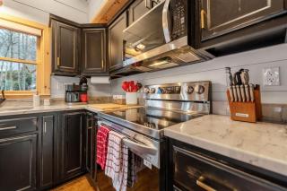 Family fun, romantic Hot Tub, Firepit, King Bed 15 min from Blue Ridge & Ellijay - 1
