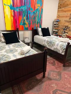 Centrally Located SOHO Retreat Walk to UT & Dining - 8