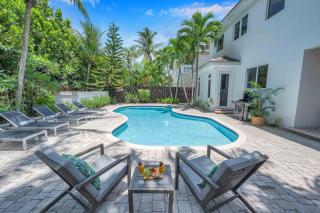 Steps from the Beach Heated Pool Sun Key Game room RESlDENCES - 1