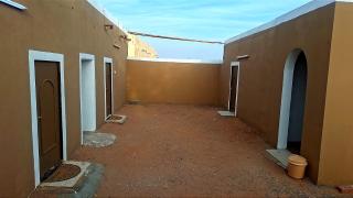 غرفه بأثاث بسيط ومريح - 8