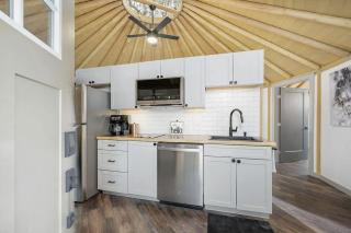 Luxurious Yurt-Cabin Glamping Retreat with Private Hot Tub Near Canyon Lake, Texas - 8