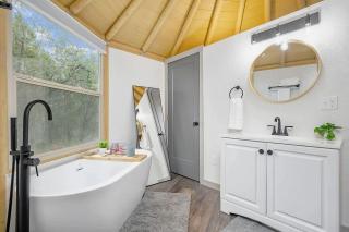 Luxurious Yurt-Cabin Glamping Retreat with Private Hot Tub Near Canyon Lake, Texas - 7