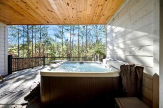 Secluded Luxury Cabin with Hot Tub, Game Room & Fireplace Near Broken Bow Lake & Hochatown, Broken Bow OK - 9