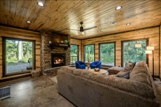 Private Forestview Luxury Cabin with Hot Tub, Foosball Loft & Outdoor Fireplace Near Beavers Bend, Broken Bow, OK - 2
