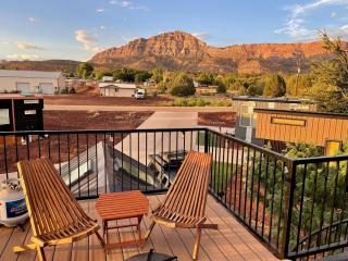 Scenic Desert-Modern Tiny Home with Private Hot Tub Near Zion National Park in Apple Valley, Utah - 9