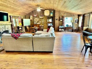Tranquil Riverfront Cabin Retreat with Wildlife, Trails & Open Skies in Tahlequah, Oklahoma - 2