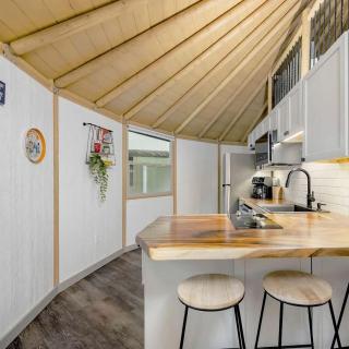 Charming Luxury Yurt-Cabin Retreat with Hot Tub Near Canyon Lake, Texas - 9