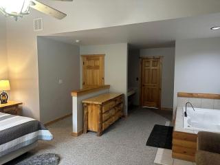 Spacious Luxury Villa Retreat with Jetted Tub, Fireplaces, Balconies, and Smart TV in North Utica, Illinois - 3