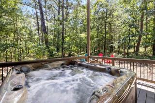 Cozy Woodland Cabin with Hot Tub & Fire Pit Near Broken Bow Lake, Broken Bow OK - 9