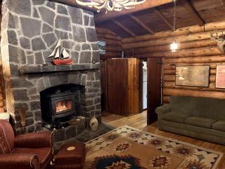 Gorgeous Log Cabin by Lake Superior for a Peaceful Escape in Nature in Lutsen, Minnesota - 4