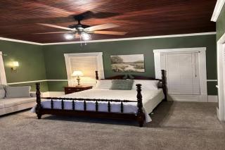 Classic Lakeside Estate Stay with Cozy Living Spaces & Outdoor Adventures in Kuttawa, Kentucky - 9