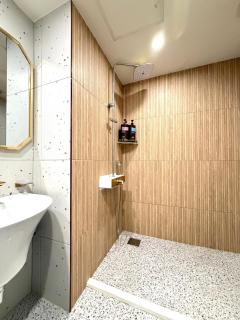 2min Hongdae Station and 1 minute Hongdae Main Street 6 people 3beds Luxury hotel - 1