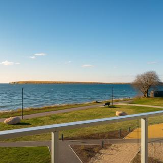 Luxury Waterfront Stay, Sea Views, Terrace and Parking - 4