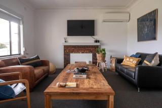 Flat Walk to Town - Sleeps 8 - Family Friendly - 0