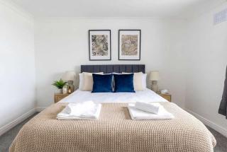 Fabulous 1 Bed Harbour-side Apartment with Balcony - 9
