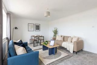 Fabulous 1 Bed Harbour-side Apartment with Balcony - 4