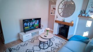 Unique 2BR in Gillingham Cinema Room Wi-Fi Parking - 0