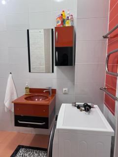 348 В центре столицы с шикарным видом на Байтерек и 2 большими кроватями - 1