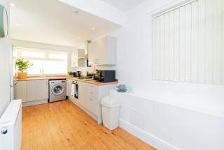 Spacious 3 Bedroom Home with Garden in Doncaster - 1