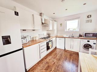 Modern 5 Bedroom Townhouse with Free Parking - 5