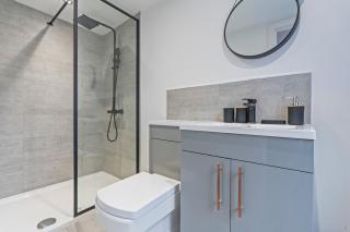 #128 Stylish Coleshill Retreat - Near NEC & Airport -10 mins to Kingsbury Water Park - Sleeps 9 - "Perfect for contractors and Families - Free Parking" - 1