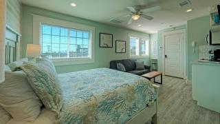 Dolphin at Trout Street Queen Suite w Kitchenette Marina-Front Patio - 1