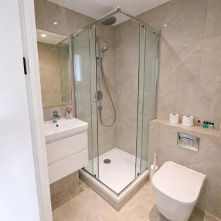 Heavenly Home Stay in London Near City Airport - 4