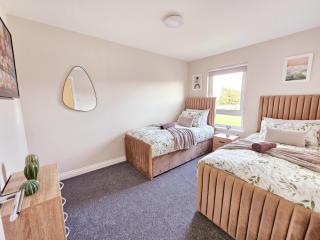 Modern 5 Bedroom Townhouse with Free Parking - 6