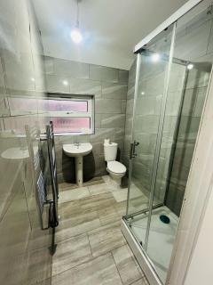 Modern Rooms near Nottingham Station & City Ground, Self Check-in, Fast WiFi, Free Parking - 4