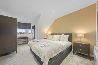 2 Bed Penthouse Apartment with Free Parking - 200m to Beach - 5 Mins From Town Centre - Ideal For Contractors - 9