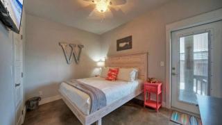 Pool Walk to Old Town Eateries Nightlife Shopping Rock N Reelby AvantStay - 1