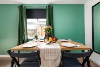 NEW Comfy 2Bed-2Bath-Flat-Parking-By FabAccommodation - 1