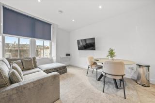 1 Bedroom Apartment with Free Parking - 5-Min Walk to Beach & Ayr Town Centre - 7