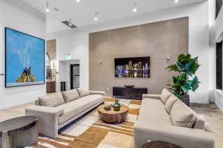 Modern Downtown Condo with Pool Gym BBQ Game Room CoWorking Spaces - 3
