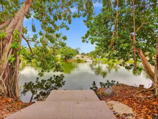 Lakefront Villa with Heated Pool Kayaks and Outdoor Fun - 6