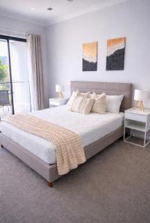 NEW spacious Kangaroo Point home - 4