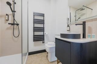 The Cardiff Hub 2BR Apartment in Central Cardiff with Parking - 6