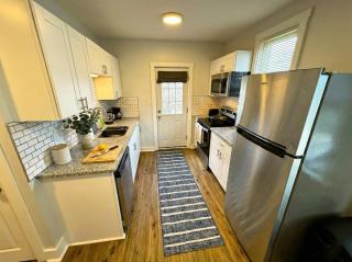 Modern Cozy walk up with King Bed - 8