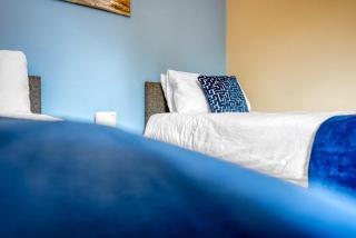 Modern 4BR Home for 10 Free Parking Fast Wi-Fi - 9