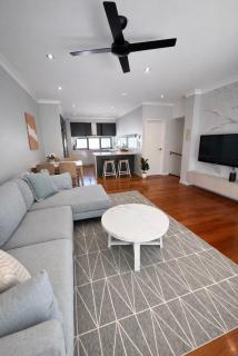 NEW spacious Kangaroo Point home - 6