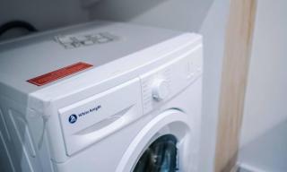 Modern Spacious Apartment Sleeps 5 Free High-Speed Wi-Fi - 1