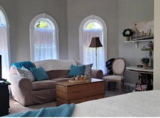 Lexington House Bed and Breakfast - 9