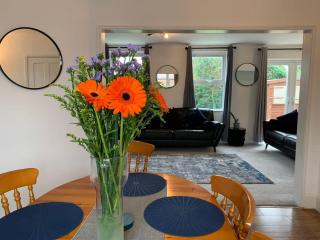 Chic 5 Bedroom House with Private Parking & Garden - 1