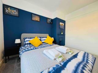 Chic 5 Bedroom House with Private Parking & Garden - 2