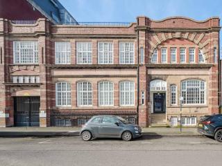 1BED Central Birmingham Flat w Parking & Terrace - 6