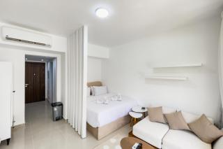 The Poolside Swanky Studio G Cribs - 0