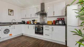 Sunset Suite - Balcony Views- Sleeps 8- Central- Free Parking - 4